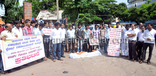 card protest13july25 3